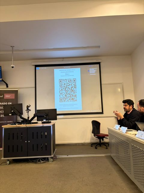 Mesa 1 · Código QR de evaluación en pantalla