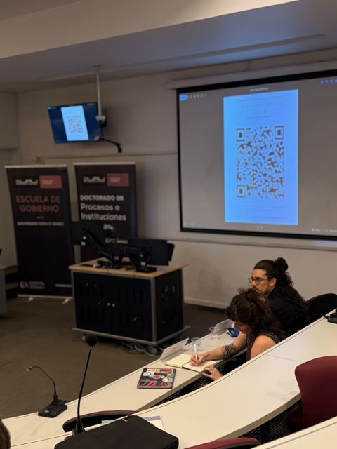 Mesa 3 · Código QR de evaluación en pantalla