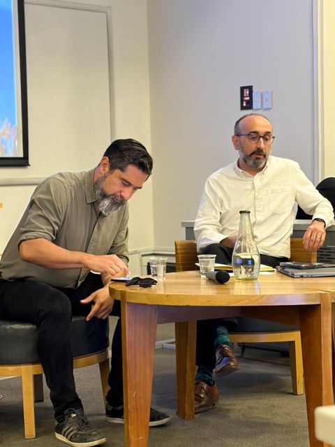 Panel de expertos · Los panelistas en la mesa